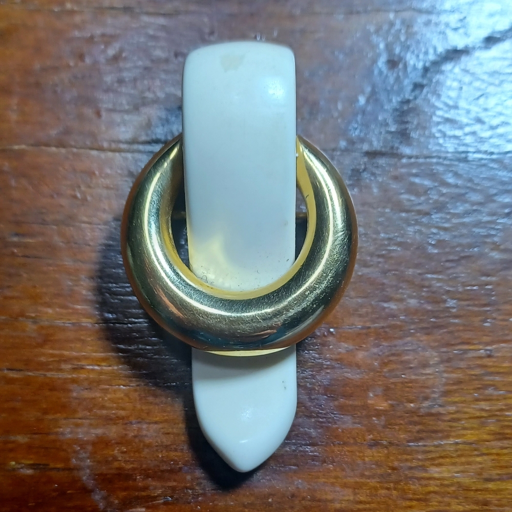 Vintage Trifari Off-White & Gold Door Knocker Pin Brooch 1960s